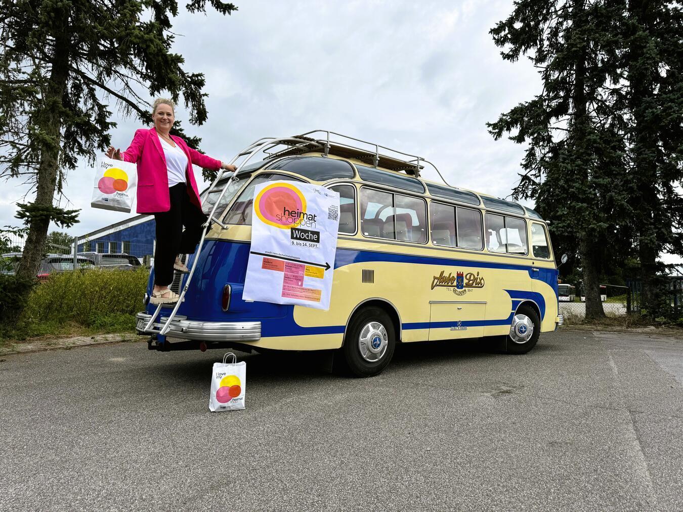 Annette Kook von der Reeser WfG organisiert eine Bustour zu lokalen Anbietern. Foto: Stadt Rees