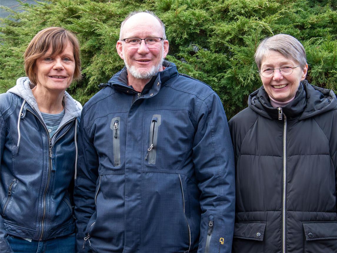 Annette Tepferdt, René van Lier und Mecki Wienhoven (v. l.) dürfen in Emmerich und Elten nun Beerdigungen leiten. Foto: Bischöfliche Pressestelle/Christian Breuer