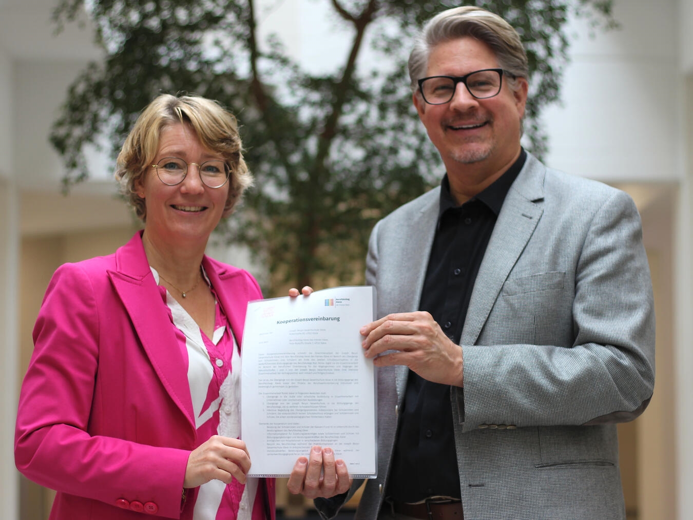 Annette Vogt, Schulleiterin des Berufskollegs Kleve, und Frank Pieper, Schulleiter der Joseph-Beuys-Schule, freuen sich auf die enge Kooperation der beiden Schulen. Foto: Berufskolleg Kleve