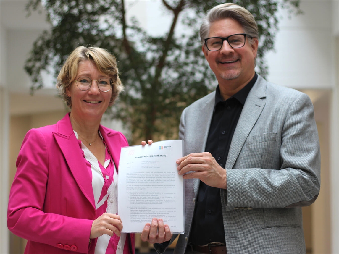 Annette Vogt, Schulleiterin des Berufskollegs Kleve, und Frank Pieper, Schulleiter der Joseph-Beuys-Schule, freuen sich auf die enge Kooperation der beiden Schulen. Foto: Berufskolleg Kleve