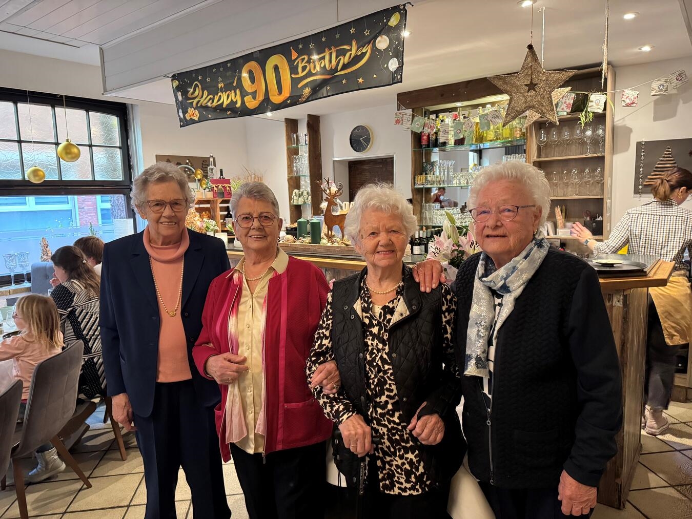 Anni Janssen (Mitte l.) hat ihren Geburtstag mit ihren Schwestern Agnes (96, r.), Greta (94, Mitte r.) und Louise (91, l.) gefeiert. Foto: privat