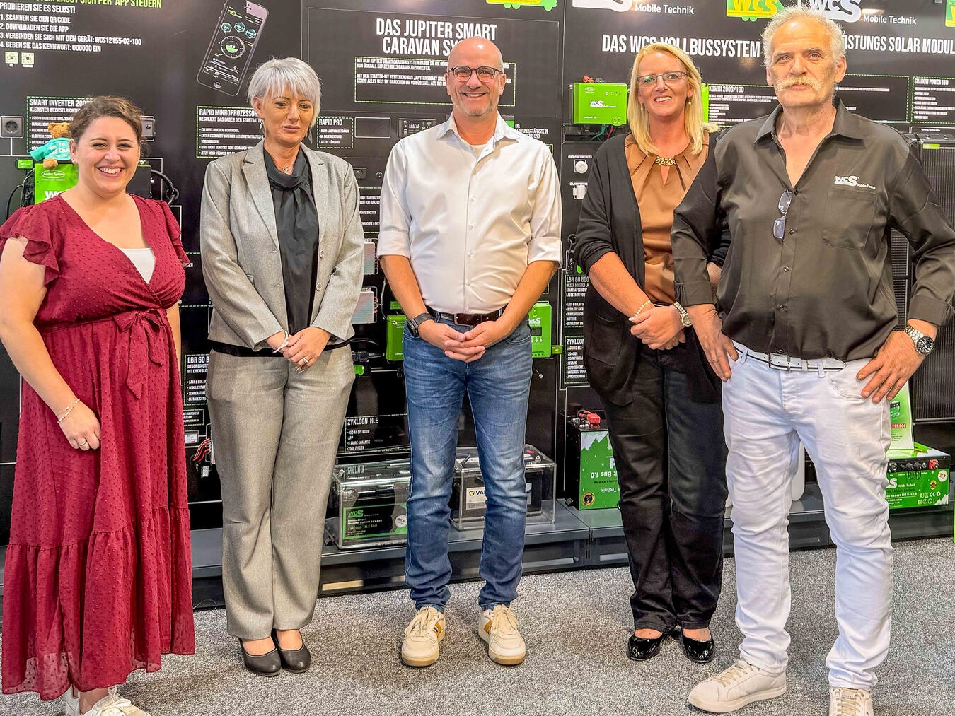 "Annika Cleve, Denise Tönshoff, Bürgermeister Stephan Luyven, Alexandra Kroes, Götz Tönshoff bei einem Event, Foto von Leann-Joy Mayer"