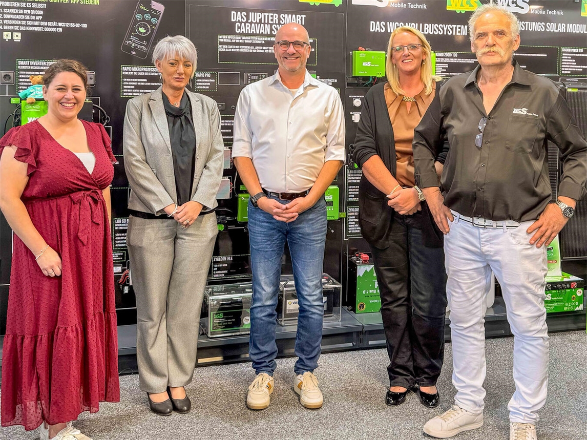 "Annika Cleve, Denise Tönshoff, Bürgermeister Stephan Luyven, Alexandra Kroes, Götz Tönshoff bei einem Event, Foto von Leann-Joy Mayer"