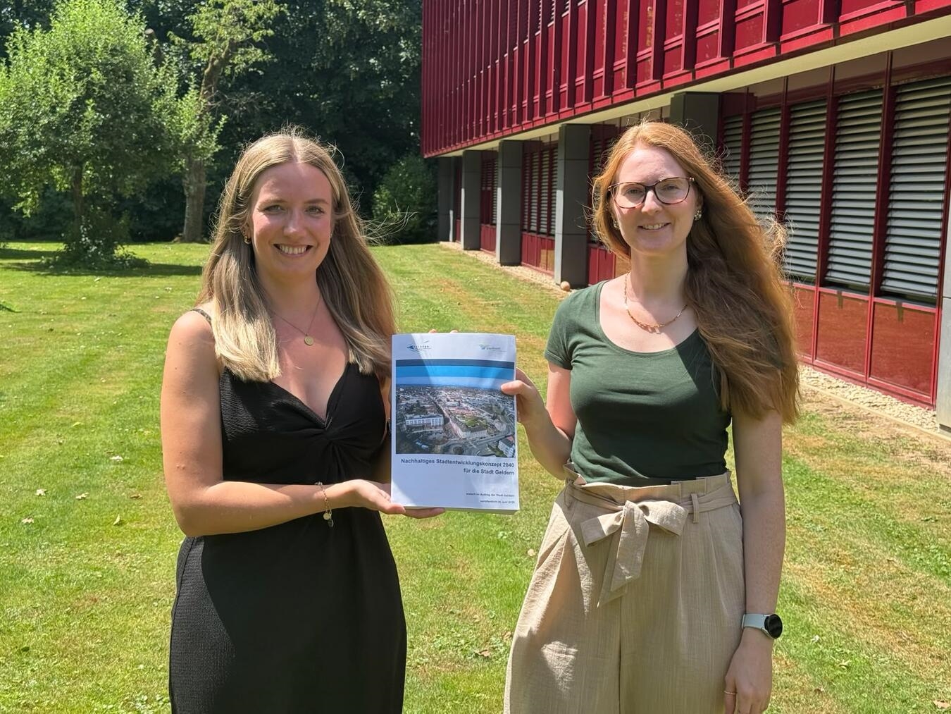"Annika Dyx und Isabel Hetzel präsentieren NSK 2040, innovative Technologie von Stadt Geldern."