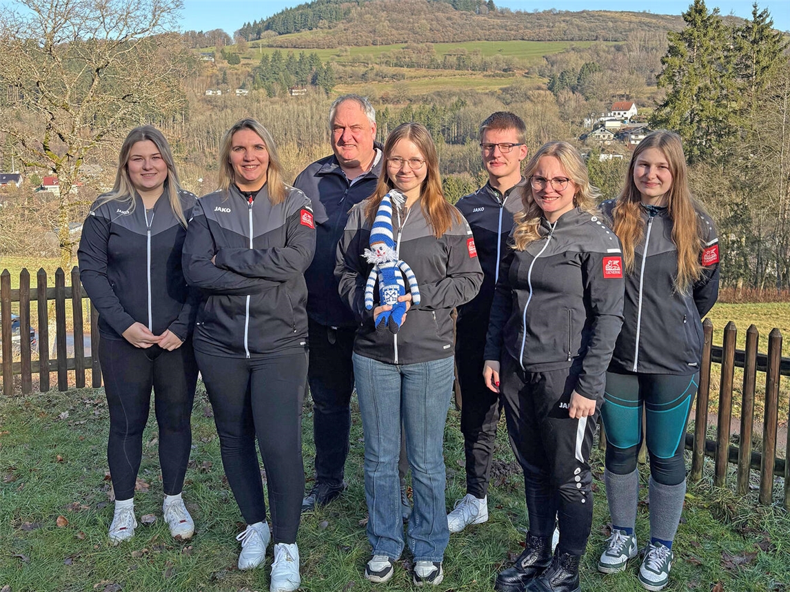 Annika Kropmann, Laura Schabestiel, Michael Kropmann, Melissa Wilbert, Niklas Meckl, Ronja-Marie Meckl und Anna-Lena Kropmann (v.l.) spielten eine starke Saison. Foto: Sportschützen