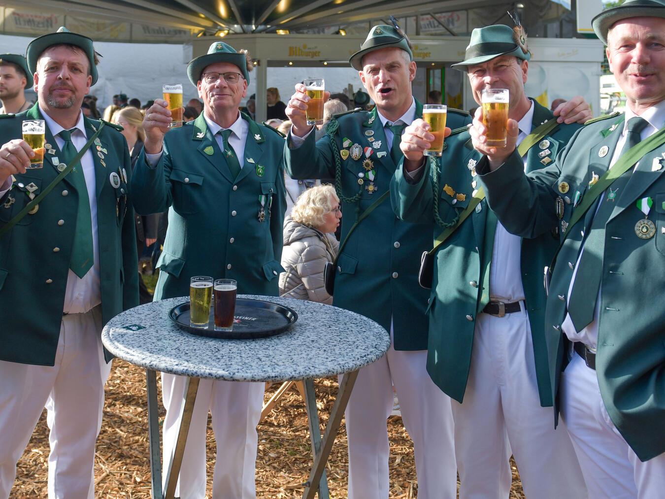 Anstoßen aufs Schützenfest: In Millingen wird vom 13. bis 16. Juni wieder gefeiert. NN-Foto: Gerhard Seybert
