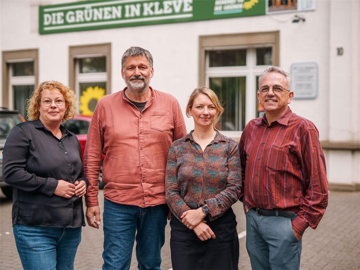 Antje Engler-Janßen (l.) und Dr. Volkhard Wille (r.) präsentierten das Spitzenduo für die Kreistagswahl, Hans-Hermann Terkatz und Judith Erichlandwehr. Foto: Simon van de Loo