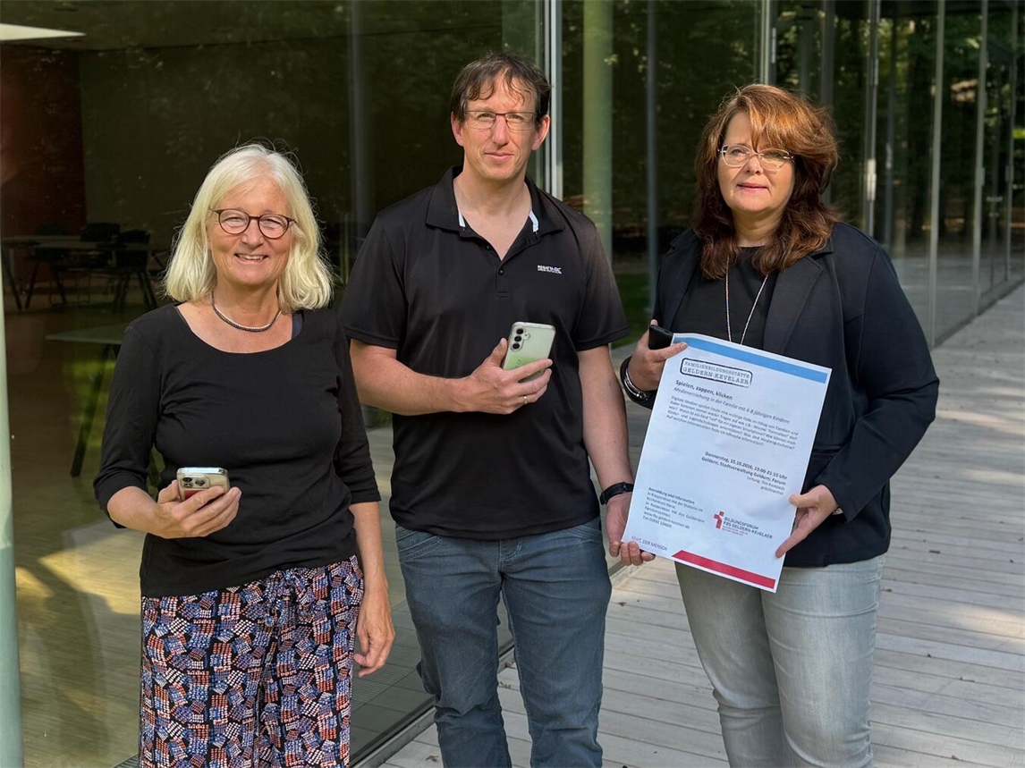 Antje Freudenberg, Tim Rambach und Gabriele Voß informieren Eltern über Medienerziehung. Foto: Stadt Geldern/Leeder