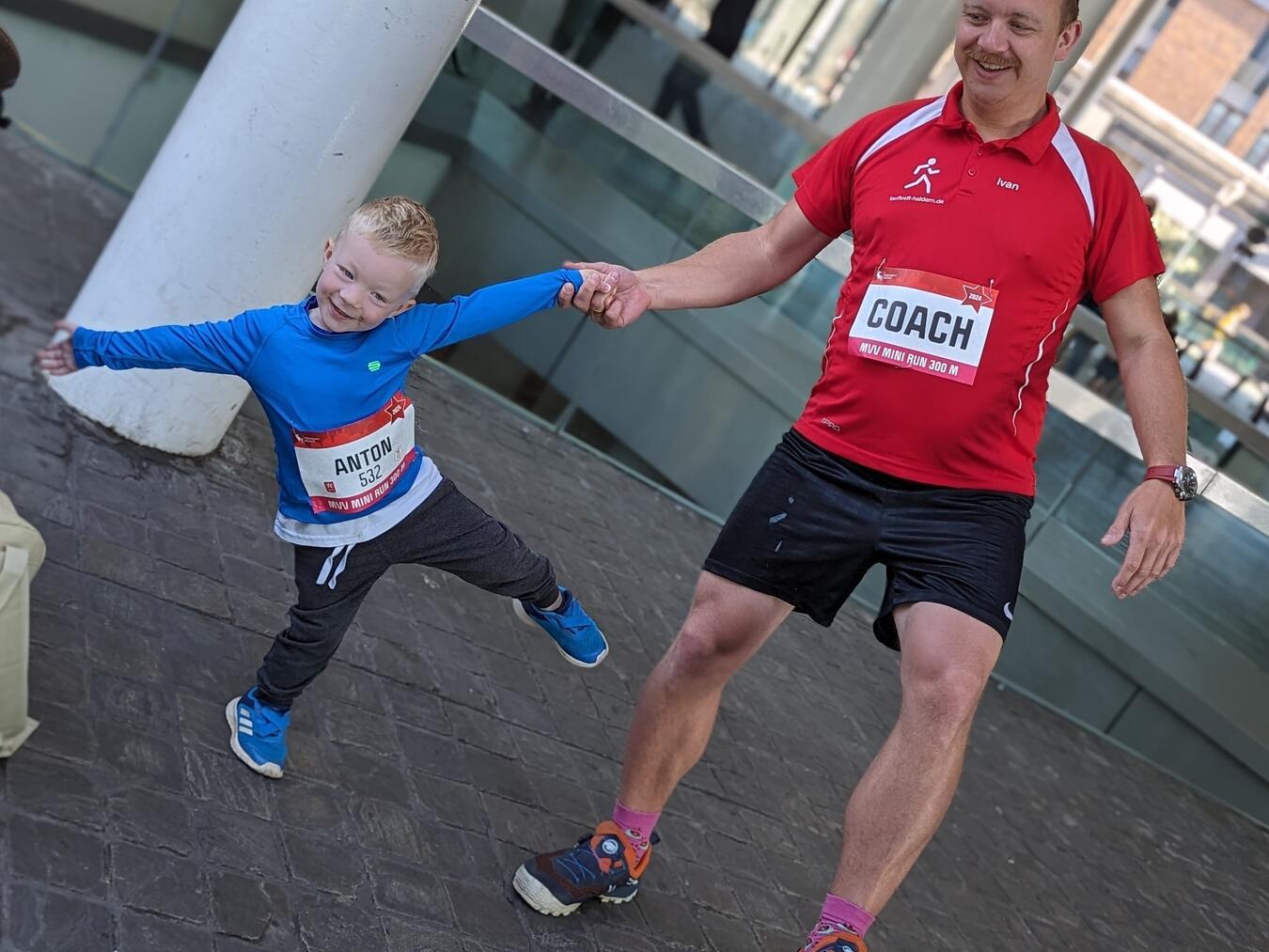 Anton Duchateau mit seinem Vater und „Coach“ Ivan beim Mini Run in Maastricht. Foto: privat