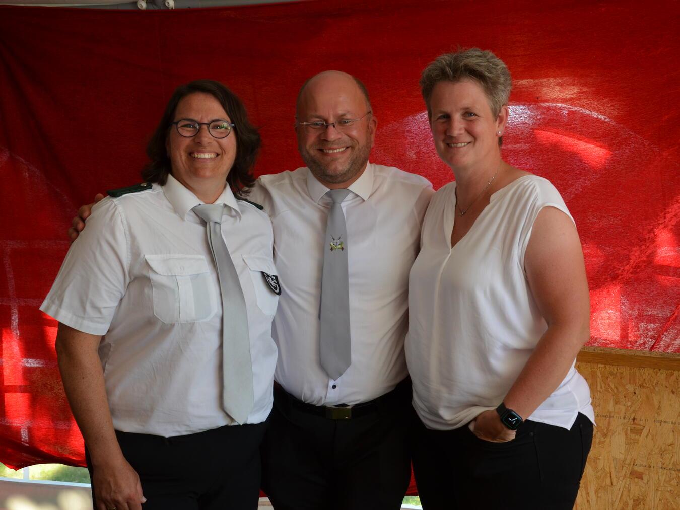 Anwärter auf den Königstitel im Schießzelt: Elisabeth Neuy (l.), Heinz-Peter Litjes und Daniela Litjes (r.). Foto: privat