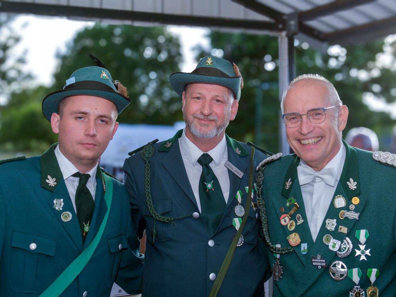 Jens Schröder ist neuer Schützenkönig in Millingen Anwärter auf den Thron: Tim Dicker, Holger Lamers und Dr. Jens Schröder (v. l.) vor dem Königsschießen.