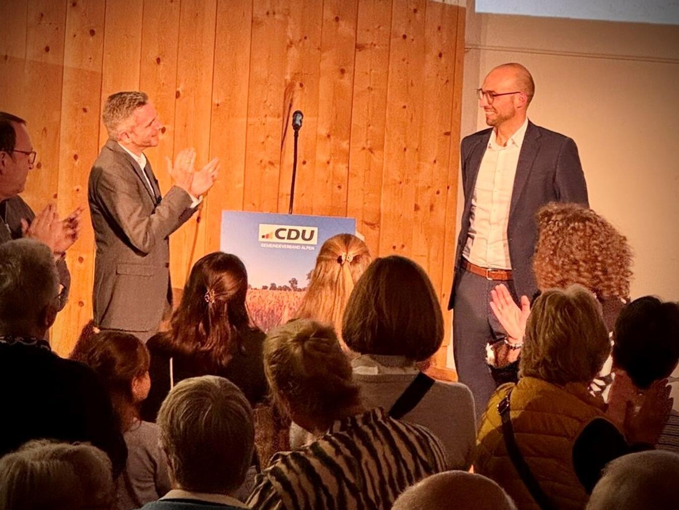Applaus für den Bürgermeisterkandidaten der CDU Alpen.