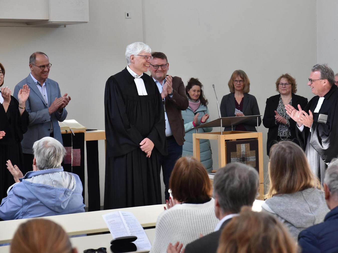 Applaus für Pfarrer Kai Pleuser nach seiner Einführung. Foto: Evangelischer Kirchenkreis Kleve