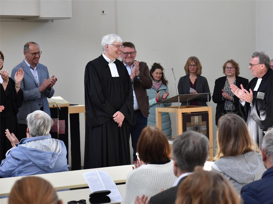 Applaus für Pfarrer Kai Pleuser nach seiner Einführung. Foto: Evangelischer Kirchenkreis Kleve