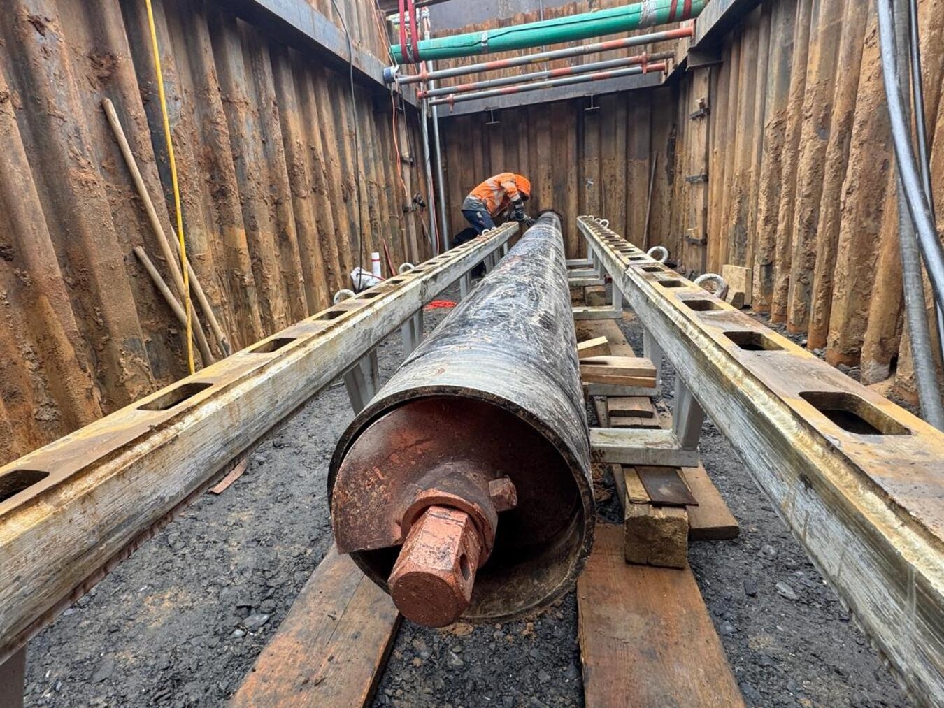 Gasleitung unter Bahnlinie: Stadtwerke Rees pressen Mantelrohr der Betuwe-Linie mit schneckenförmiger Spindel. Foto: SW Rees