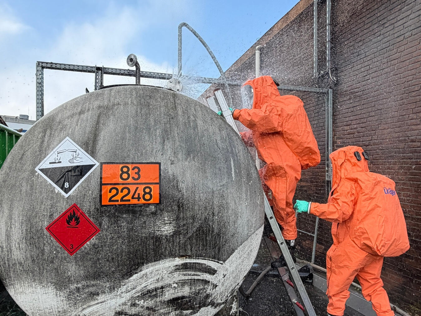 "Techniker bei Wartung eines großen Industrietanks, Sicherheit, Industriearbeit"