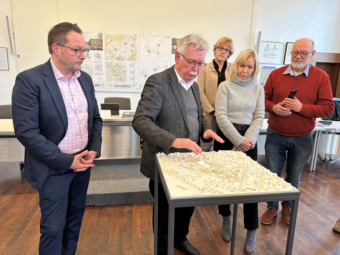 Ein Neubau für das Stiftsgymnasium? Architekt Franz Pesch (l.) erklärt das Sieger-Modell. NN-Foto: SP