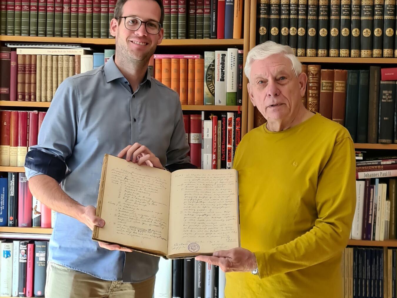 Zufallsfund fürs Stadtarchiv Archivar Mathis Ingenhaag und Hans-Wilfried Görden mit dem kostbaren Fund. Foto: Stadt Kalkar