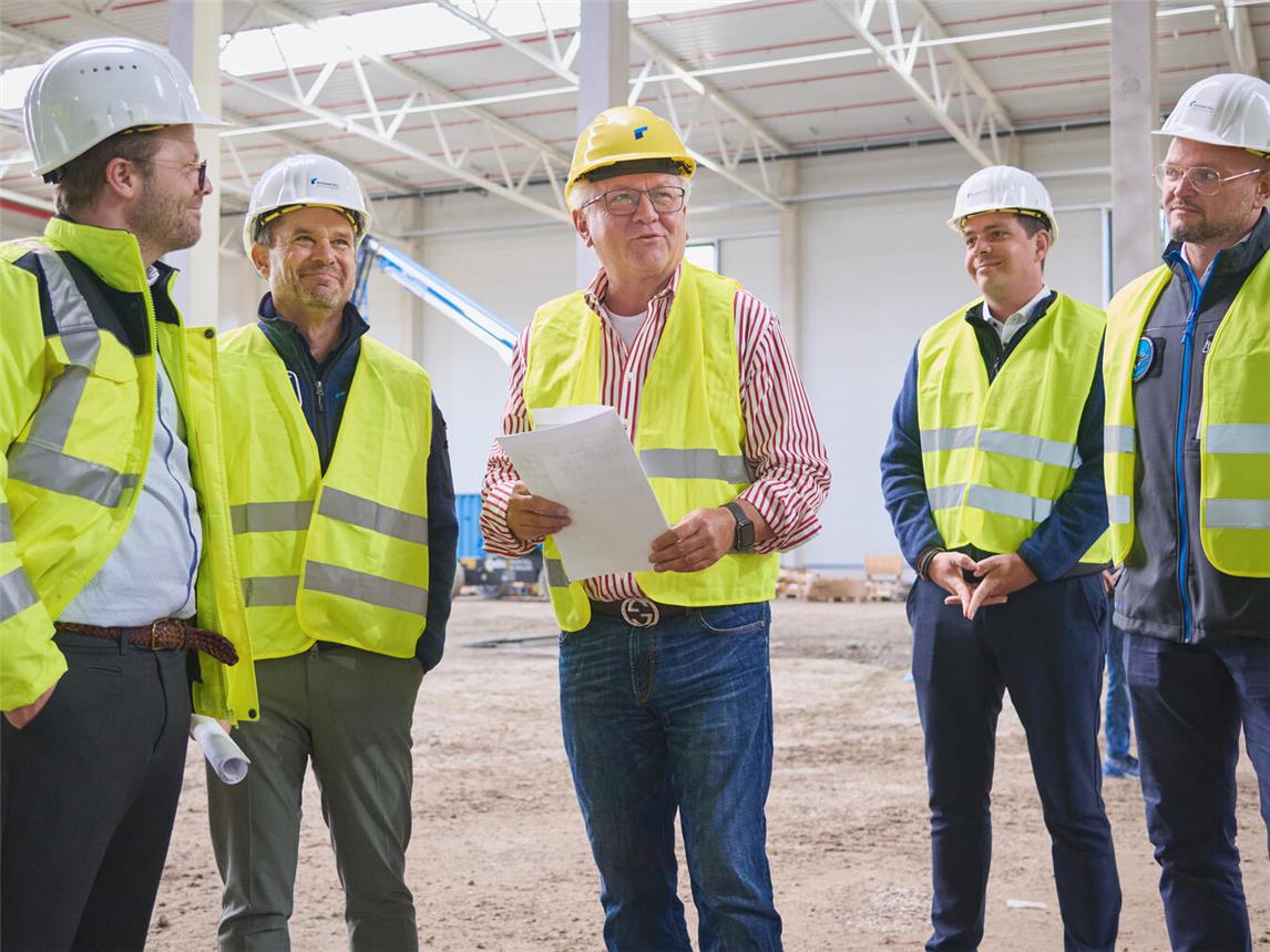 Armin Papperger, Vorstandsvorsitzender der Rheinmetall, im Kreis von Projektverantwortlichen der Rheinmetall Aviation Services sowie der Rheinmetall Immobilien bei seinem Besuch in Weeze.Foto: Rheinmetall/Ralf Grothe