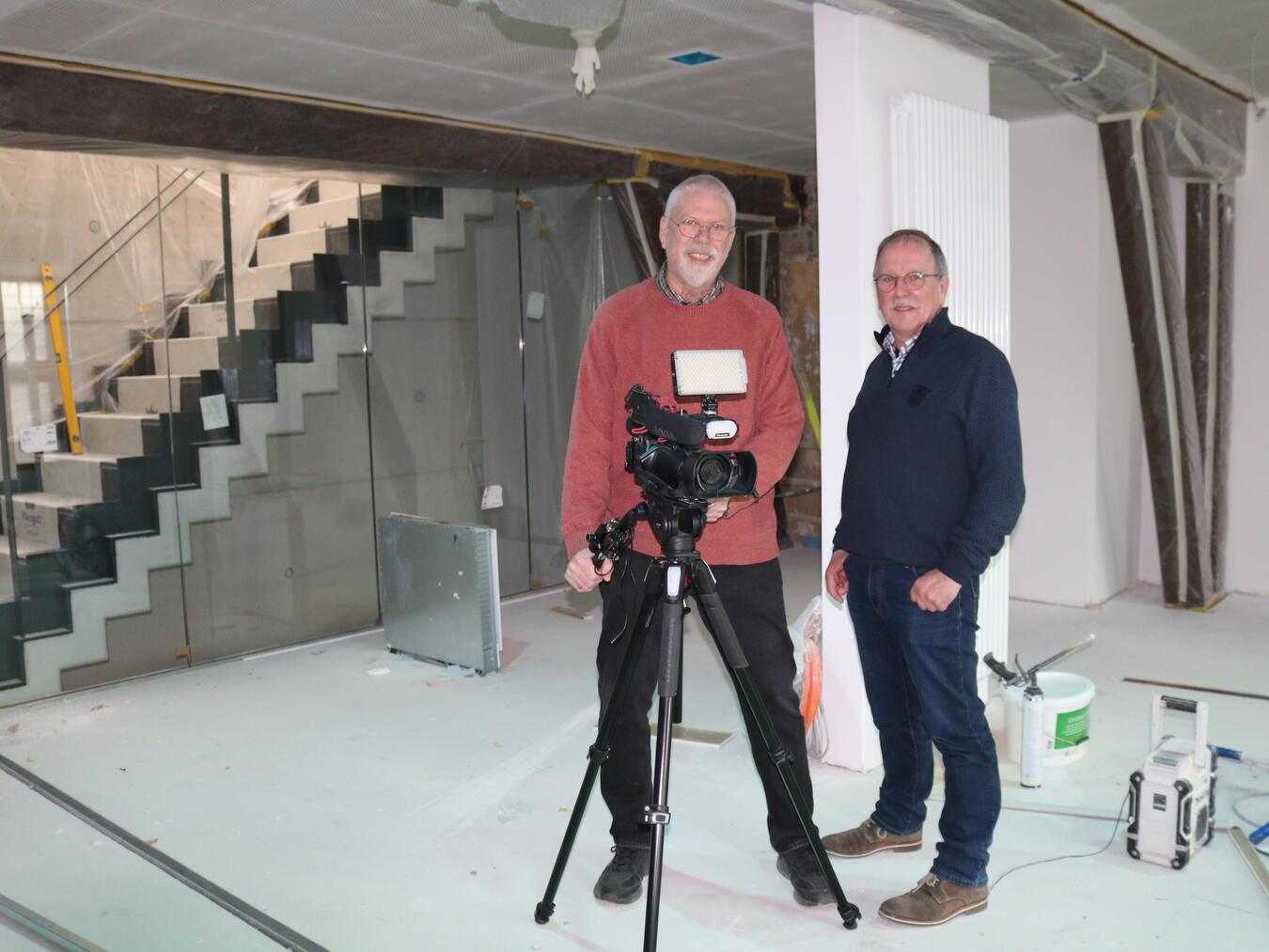 Armin Walter (l.) und Theo Aymans (r.) freuen sich, dass Goch.TV aktuell ein weiteres Projekt der städtischen Entwicklung dokumentieren kann.Foto: Heimatverein Goch