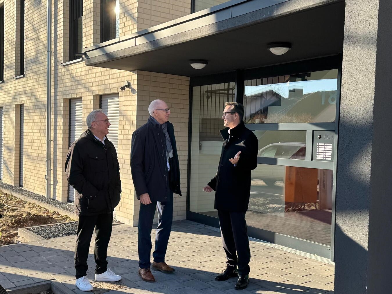 Arno Färbers (l.) und Wilfried Bosch (M.) von der Volksbank an der Niers eG sowie Bürgermeister Sven Kaiser haben sich ein Bild vom neuen Gebäudekomplex am Mühlenweg gemacht.Foto: Stadt Geldern/Gossens