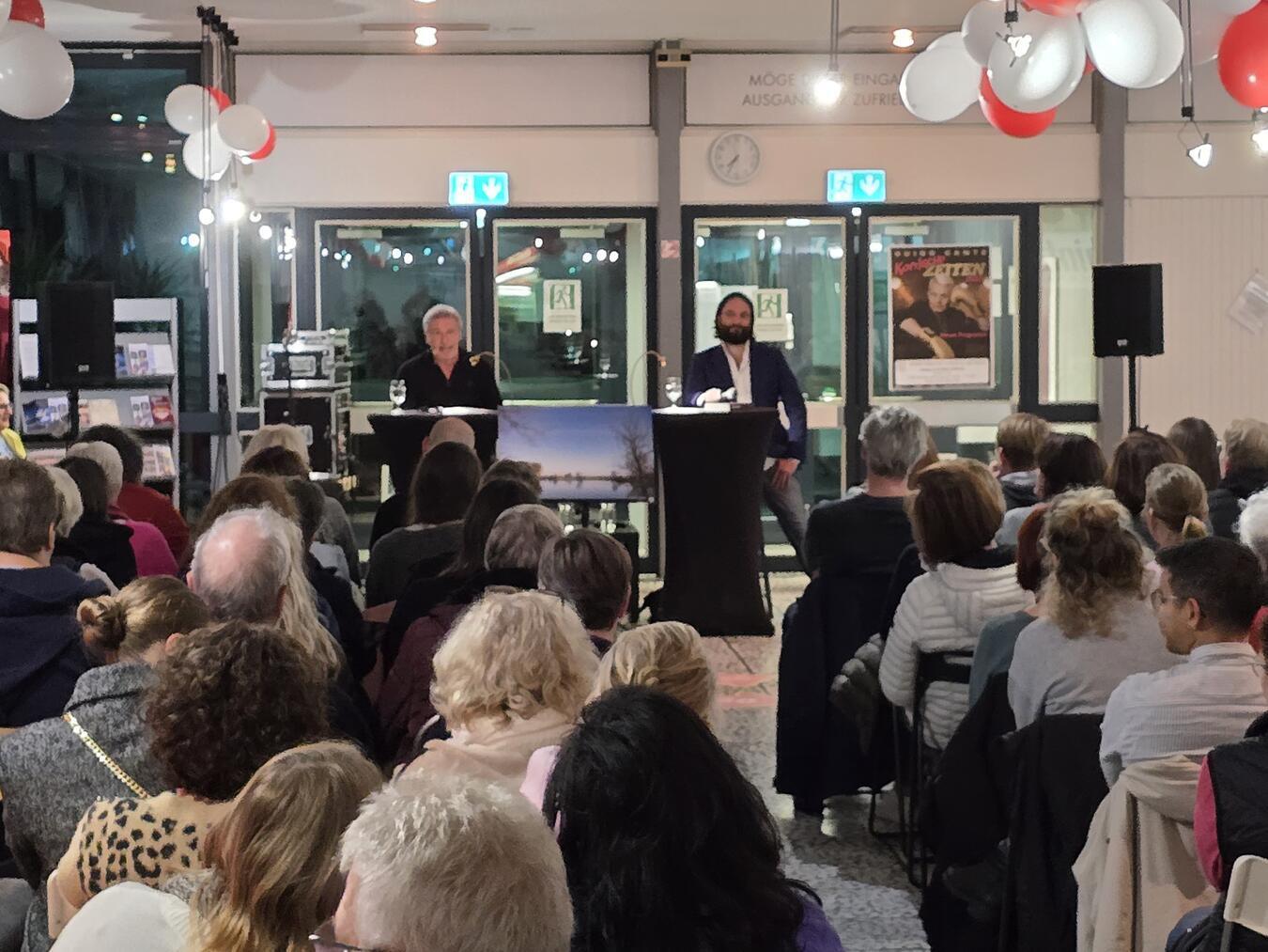 Arno Strobel und Ingo Bott im Foyer des Stadttheaters. Foto: Stadtbücherei Emmerich/Inken Brenner