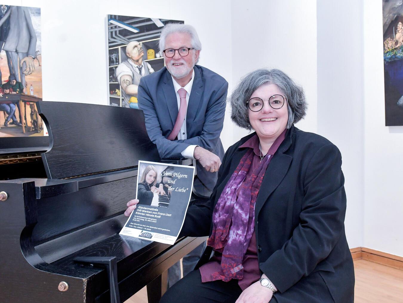 Arno Zaat und Andrea Joosten organisieren die musikalische Neuheit im Emmericher Schlösschen Borghees.Foto: Gerhard Seybert