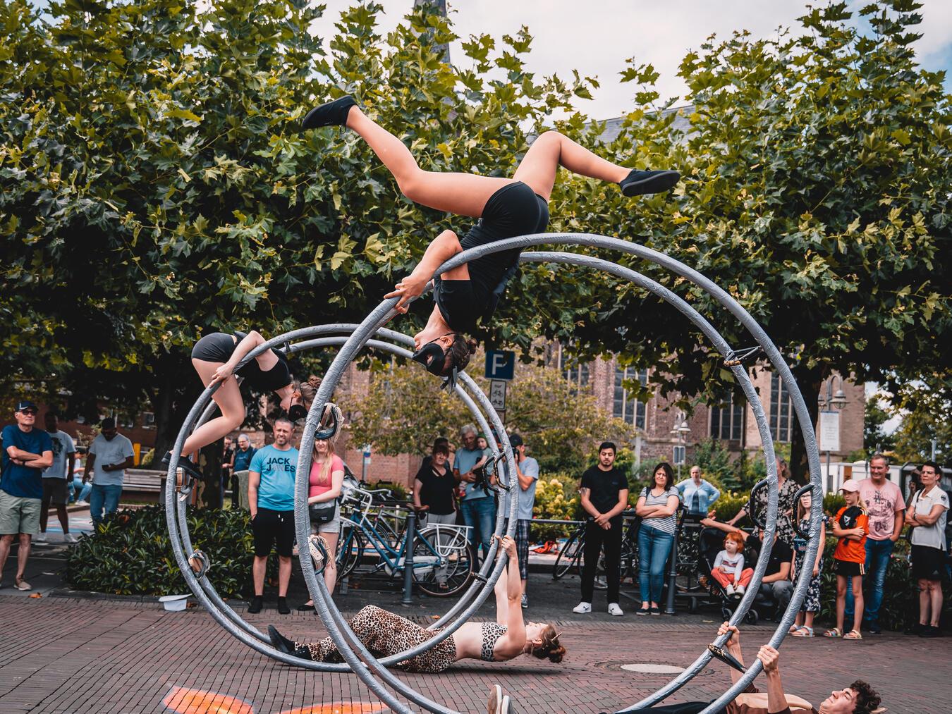 Ein Wochenende voller Kreativität Artisten und Straßenmusiker sorgen für Unterhaltung in der Stadt.