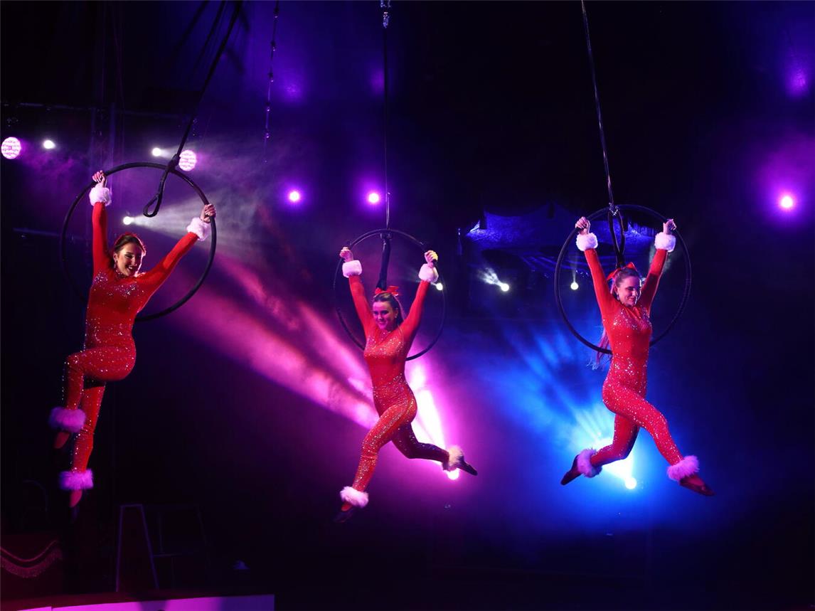 Artistik, Comedy, Tierdressuren: Die Vielfalt bei Circus Traber ist auch in Geldern groß.  Foto: Volker Glasow/Viktor Vahlefeld