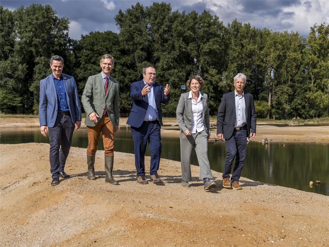 Artur Bowkun (Bezirksregierung Düsseldorf, Dezernat 54 Wasserwirtschaft), Stephan Wolters (NRW-Landtagsabgeordneter, Mitglied der Enquetekommission Wasser), Oliver Krischer (NRW-Umweltminister), Sabine Brinkmann (Vorständin Niersverband) und Rainer Röder (stellvertretender Verbandsratsvorsitzender Niersverband, v.l.n.r.) besichtigen die Baustelle der Gewässermaßnahme Meykesbos in Geldern-Pont.Foto: Niersverband, Martin Hochbruck