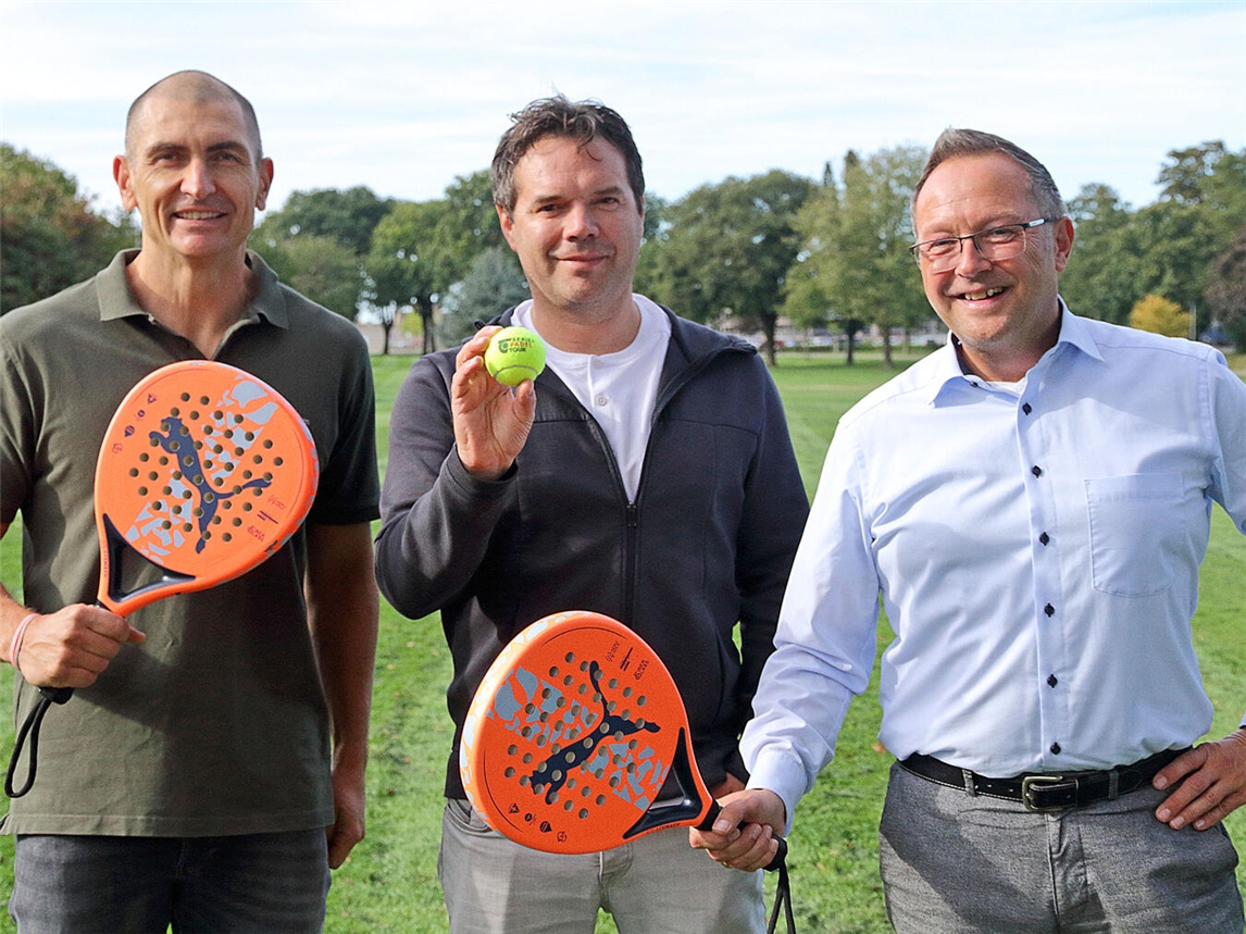 „Padel-Tennis“ – eine Trendsportart für Xanten? Artur Mücke, Ingo Geisler, und der scheidende Bürgermeister Thomas Görtz mit dem „Padel-Tennis“-Equipment. NN-Foto: Theo Leie