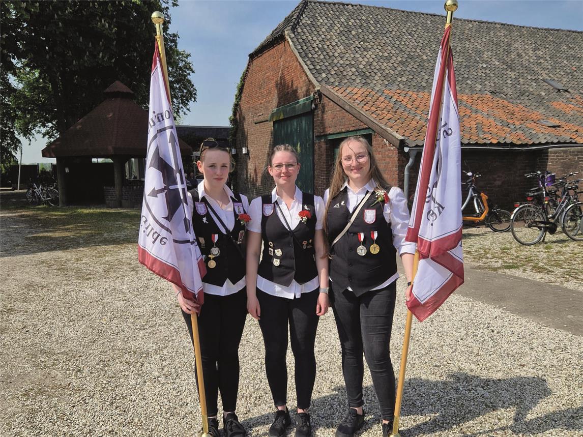 Ashley Faahsen, Charleyne Faahsen und Vera Deckers sind die ersten Frauen in der St. Antonius-Gilde Kevelaer. Foto: privat