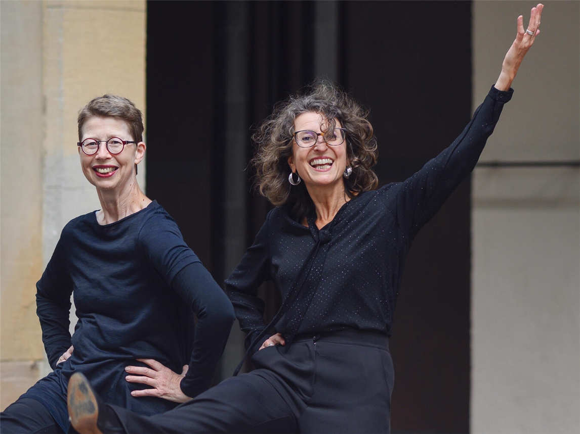 "Anja Speh und Mirjam Hardenberg im Skulpturenpark der evangelischen Kirche Haldern beim Klassik-Café"