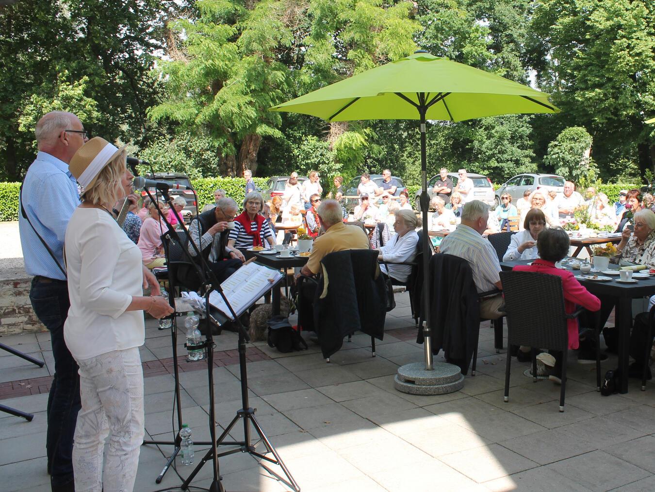 Astrid und André Philippi sind wieder zu Gast auf Burg Boetzelaer. Foto: Duo HörBar