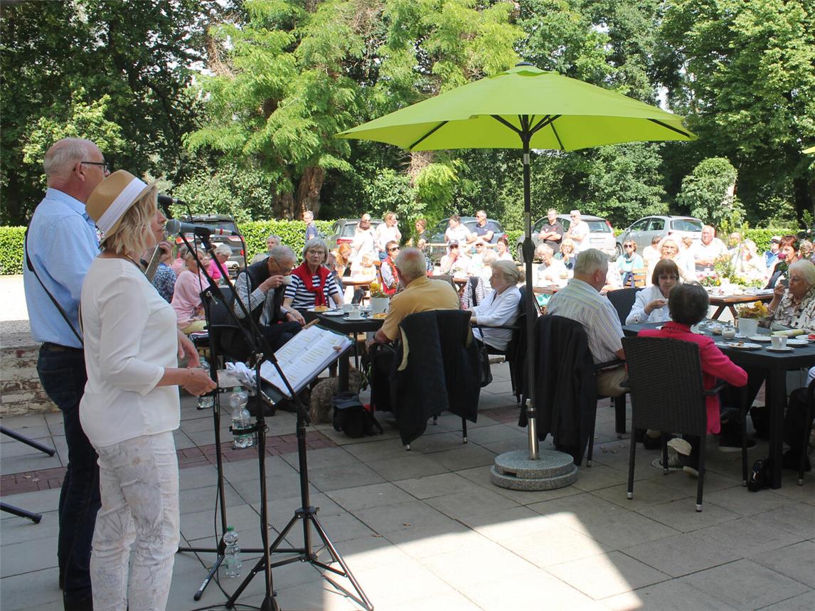 Astrid und André Philippi sind wieder zu Gast auf Burg Boetzelaer. Foto: Duo HörBar