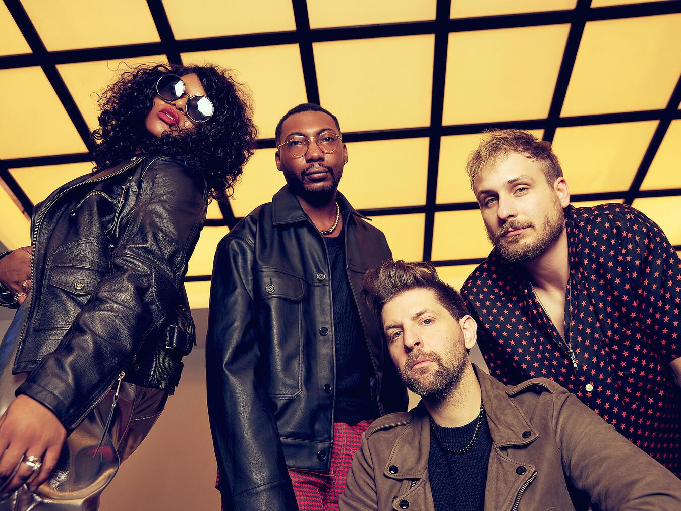 Indie-Rocker Welshly Arms kommen ins Burgtheater Atmosphärische Songs zwischen erdigen Blues und kraftvollen Alternativ-Rock, das passt perfekt auf die Bühne des Burgtheaters in Dinslaken. Foto: Anna Azarov