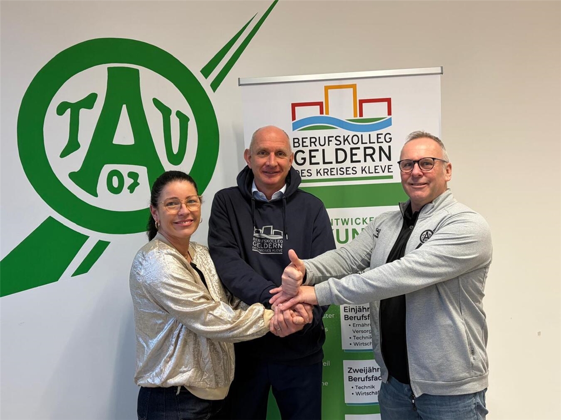 ATV-Vorsitzender Arno Färbers (r.) und Geschäftsführerin Andrea Niederholz mit Schulleiter Andreas Boland.Foto: privat