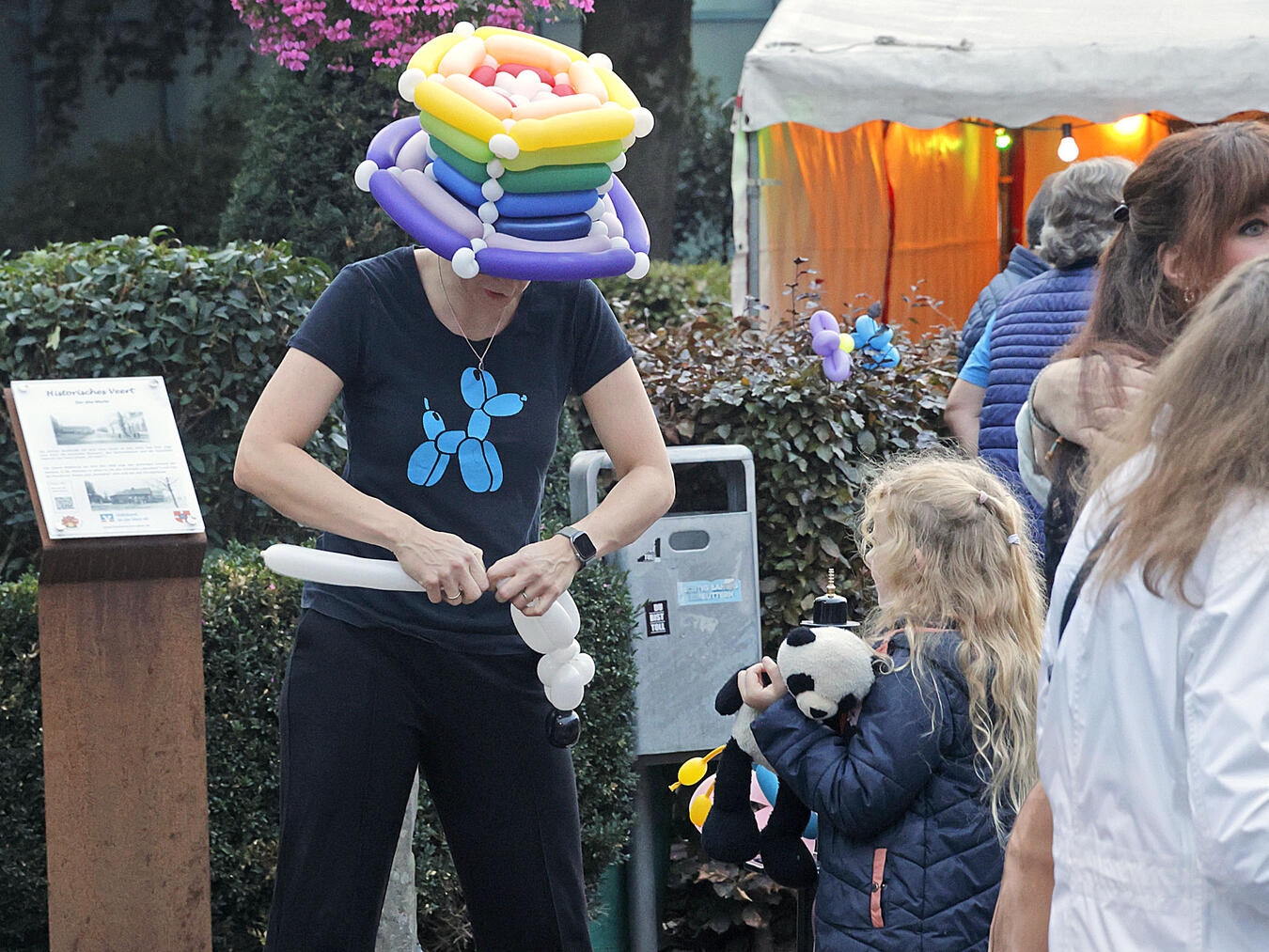 "Spielende Kinder im Park, fröhliches Lachen, Freizeitaktivitäten, Familienausflug, sonniger Tag, NN-Fotos: Theo Leie"