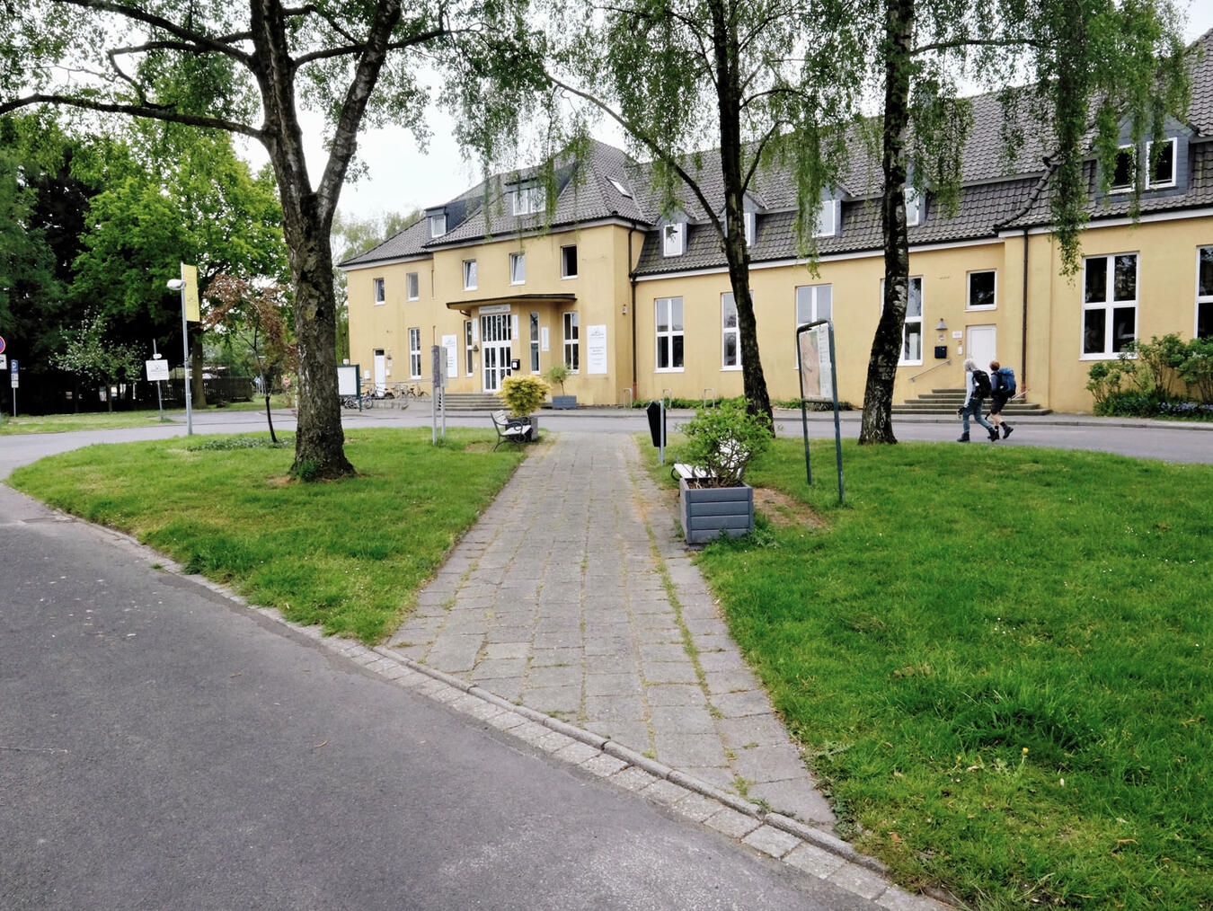 Facelift für den Kranenburger Bahnhof "Bahnhofsvorplatz mit Baustellenbedarf, urbanes Stadtbild"