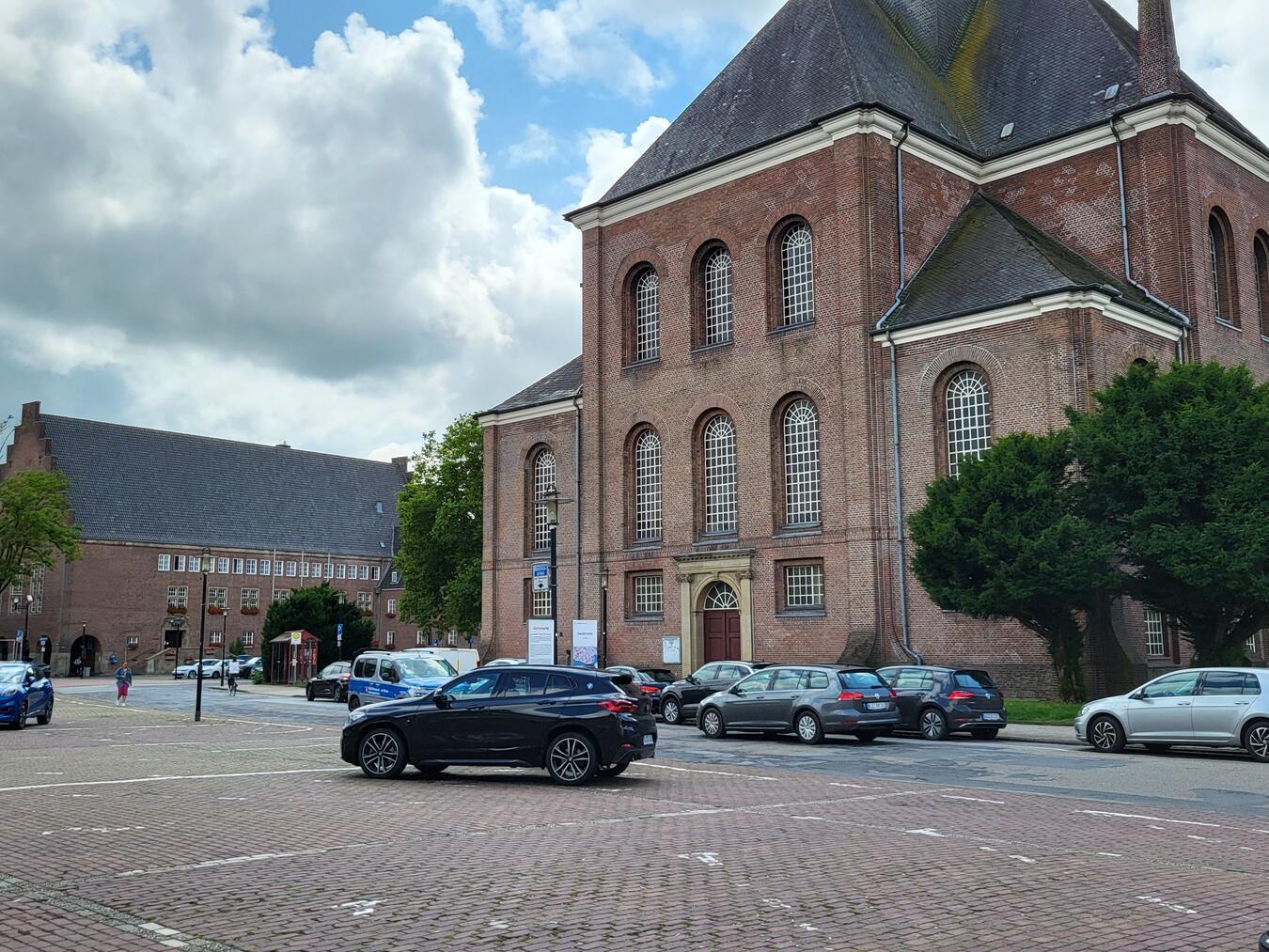 BGE für Neuregelung der Parkgebühren in Emmerich Emmerich Auch auf dem Geistmarkt in Emmerich soll die neue Regelung der Parkgebüren greifen. NN-Foto: Michael Bühs