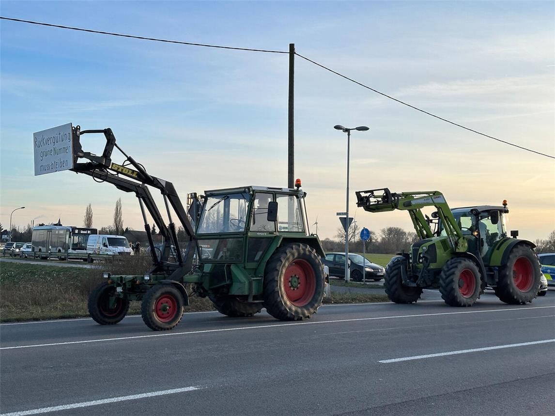 Auch auf der B58 in Alpen in Richtung der Weseler Rheinbrücke sorgte ein langer Trecker-Konvoi für Stau auf der Straße. NN-Fotos (2): SP