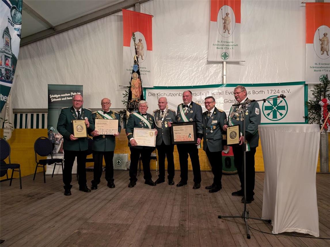Auch Auszeichnungen und Ehrungen wurden vorgenommen: (v. l.) Brudermeister St. Evermarus Martin Kleintges-Topoll, Ehrenoberstleutnant Heinz van Haren, der stellvertretende Bezirksbundesmeister Karlheinz Kamps, Diözesanbundesmeister Münster Bernhard Heitkamp, Ehrenbezirksbundesmeister Wolfgang Mehring, der stellvertretende Bundesschützenmeister Wolfgang Genenger und Bezirksbundesmeister Moers Wilhelm Willemsen. Foto: privat
