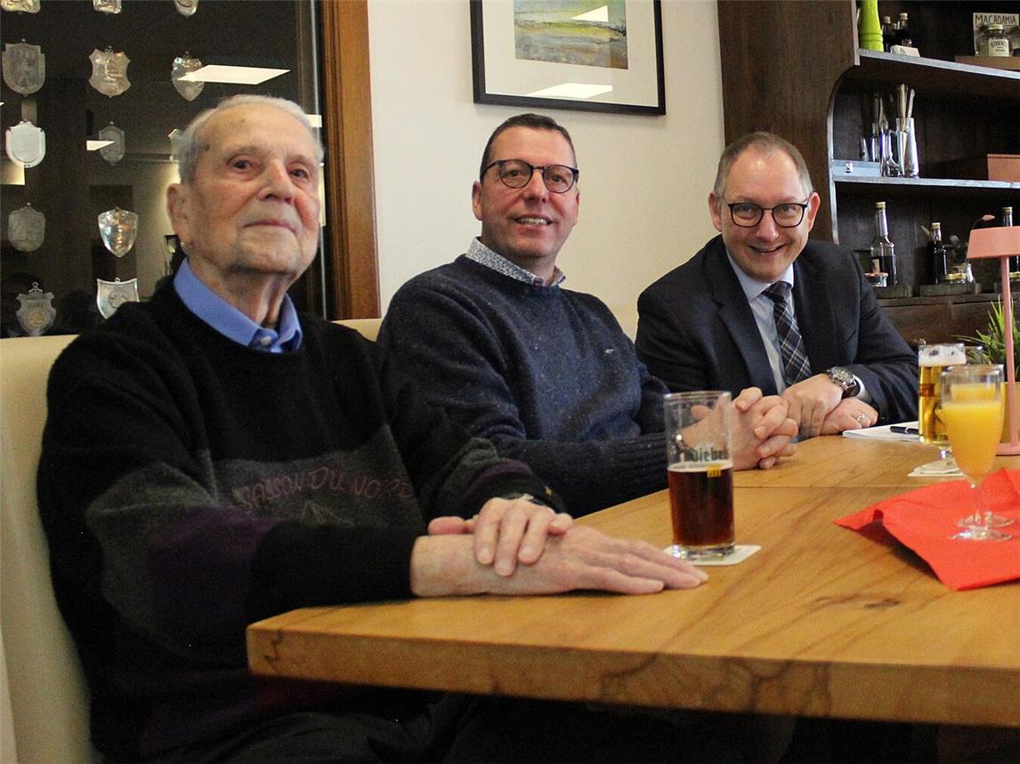 Auch Bürgermeister Sebastian Hense (r.) war zu Gast beim Neujahrsempfang in Esserden. Foto: Fotohexe Trix Patzki