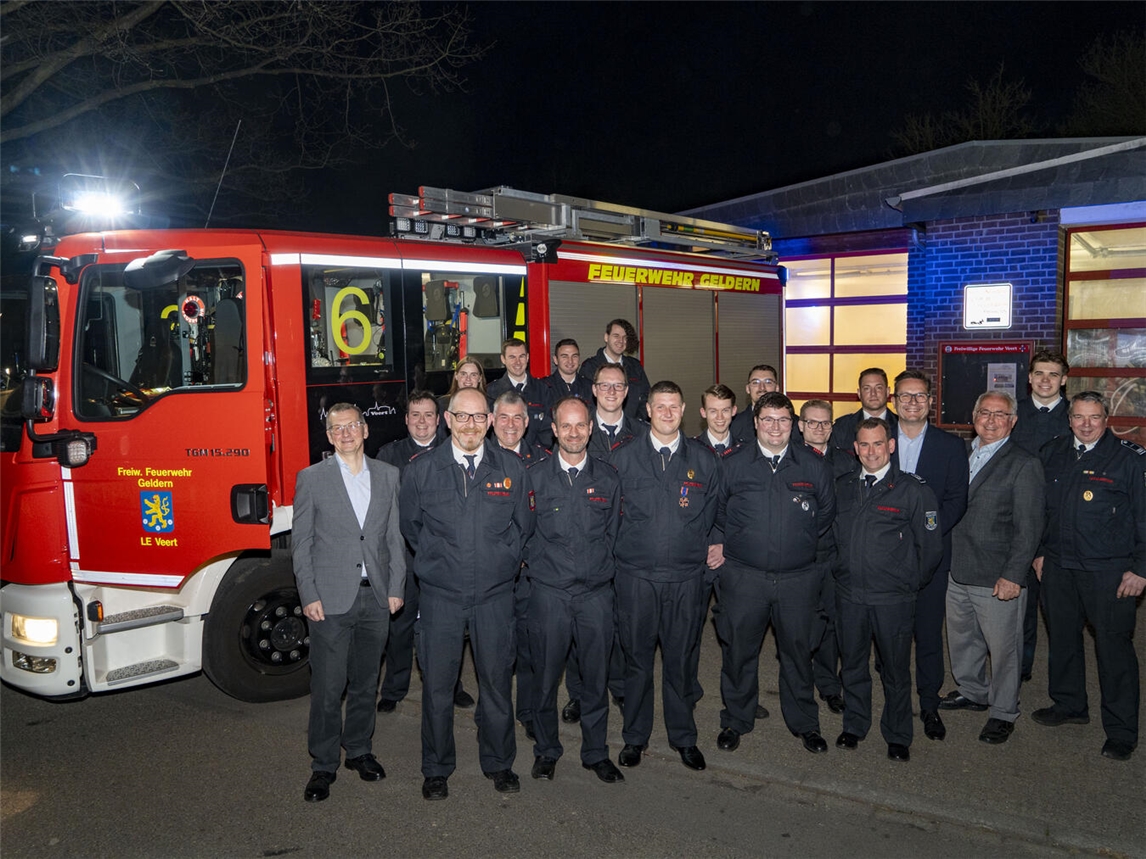 Auch Bürgermeister Sven Kaiser (4.v.r.), Ortsbürgermeister Heinz Manten (3.v.r.) und Johannes Dercks, Leiter des Bereichs Ordnung (l.), gratulierten den Kameradinnen und Kamerden zu ihren Erolgen.Foto: Stadt Geldern/Seybert