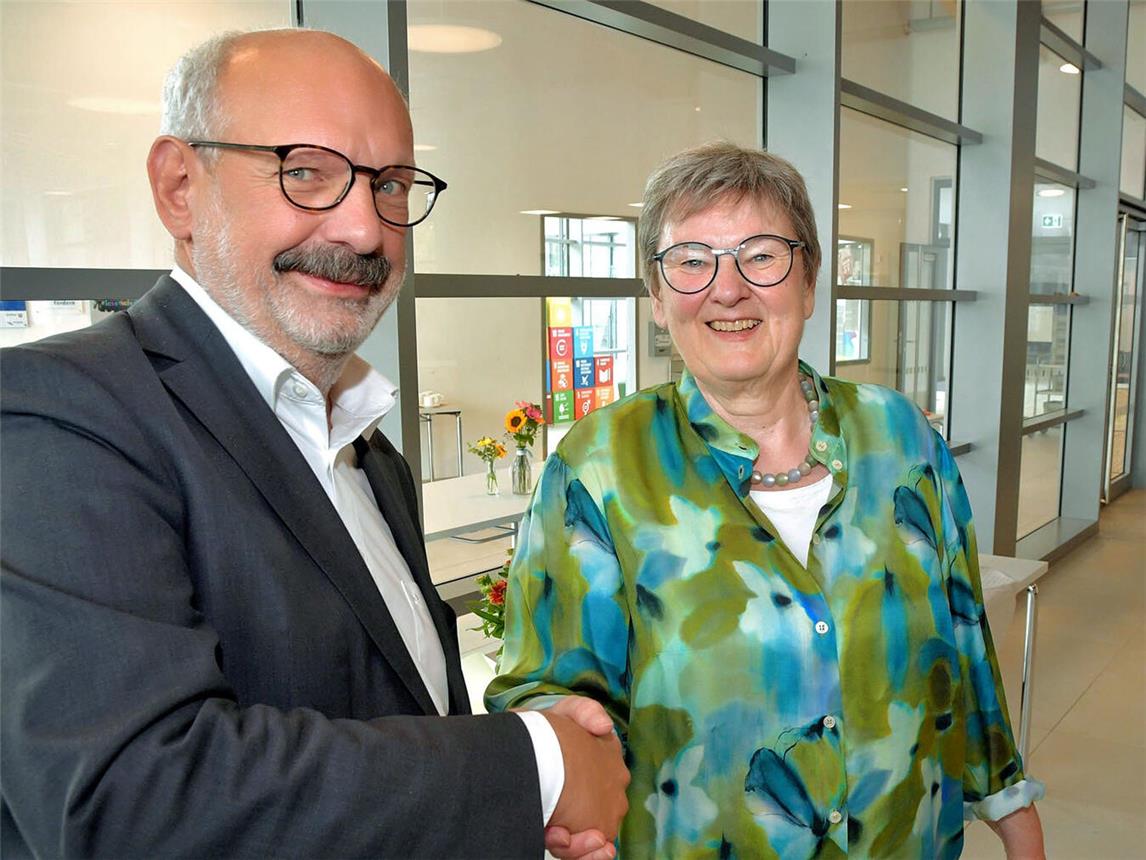 Auch Bürgermeister Wolfgang Gebing richtete anerkennende Worte an Dr. Rose Wecker. NN-Foto: Rüdiger Dehnen