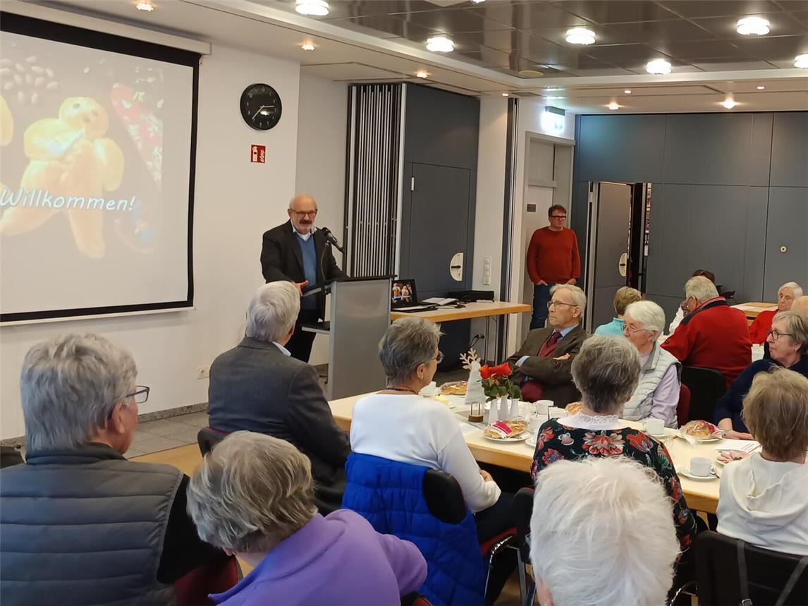 Auch Bürgermeister Wolfgang Gebing war beim traditionellen Weckmannessen dabei. Foto: SeniorenUnion