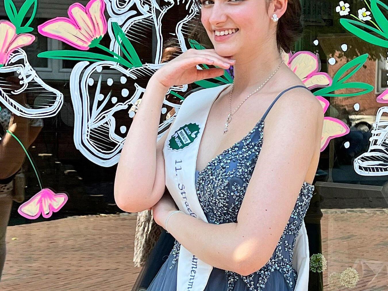 31 Wunderfenster
zum Straelener Stadtfest Auch das Blumenmädchen Johanna Heufs findet sich unter den Motiven der Wunderfenster wieder. Foto: privat