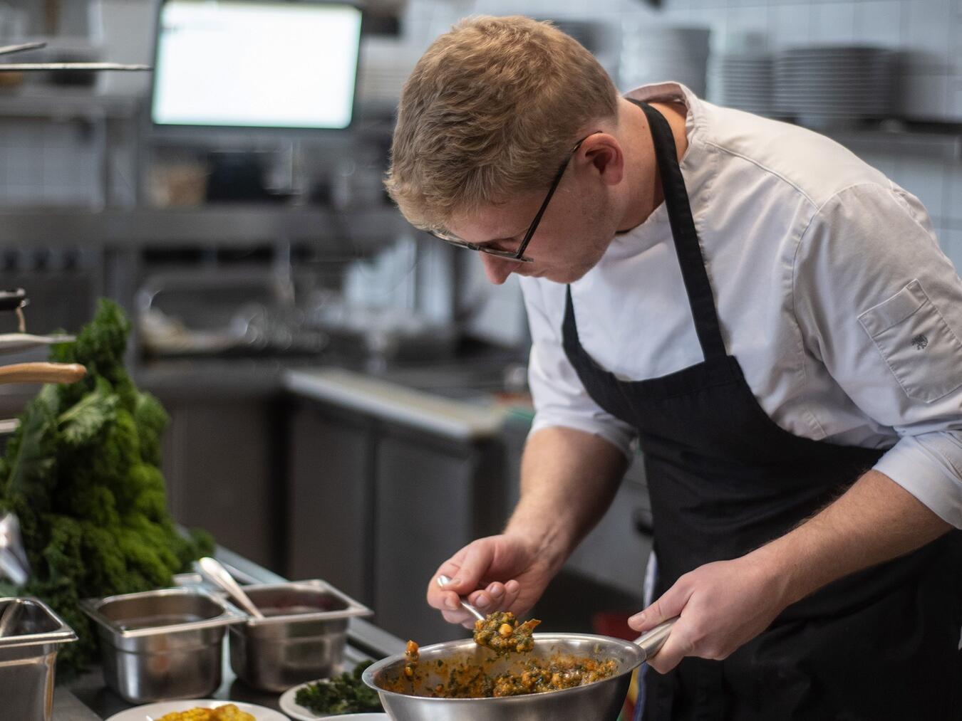 Auch das Landhaus Beckmann ist wieder bei der Aktion dabei. Das Küchen-Team bereitet den Grünkohl nicht nur als klassische Variante, sondern auch als Winterbowl oder Grünkohllasagne zu.Foto: privat