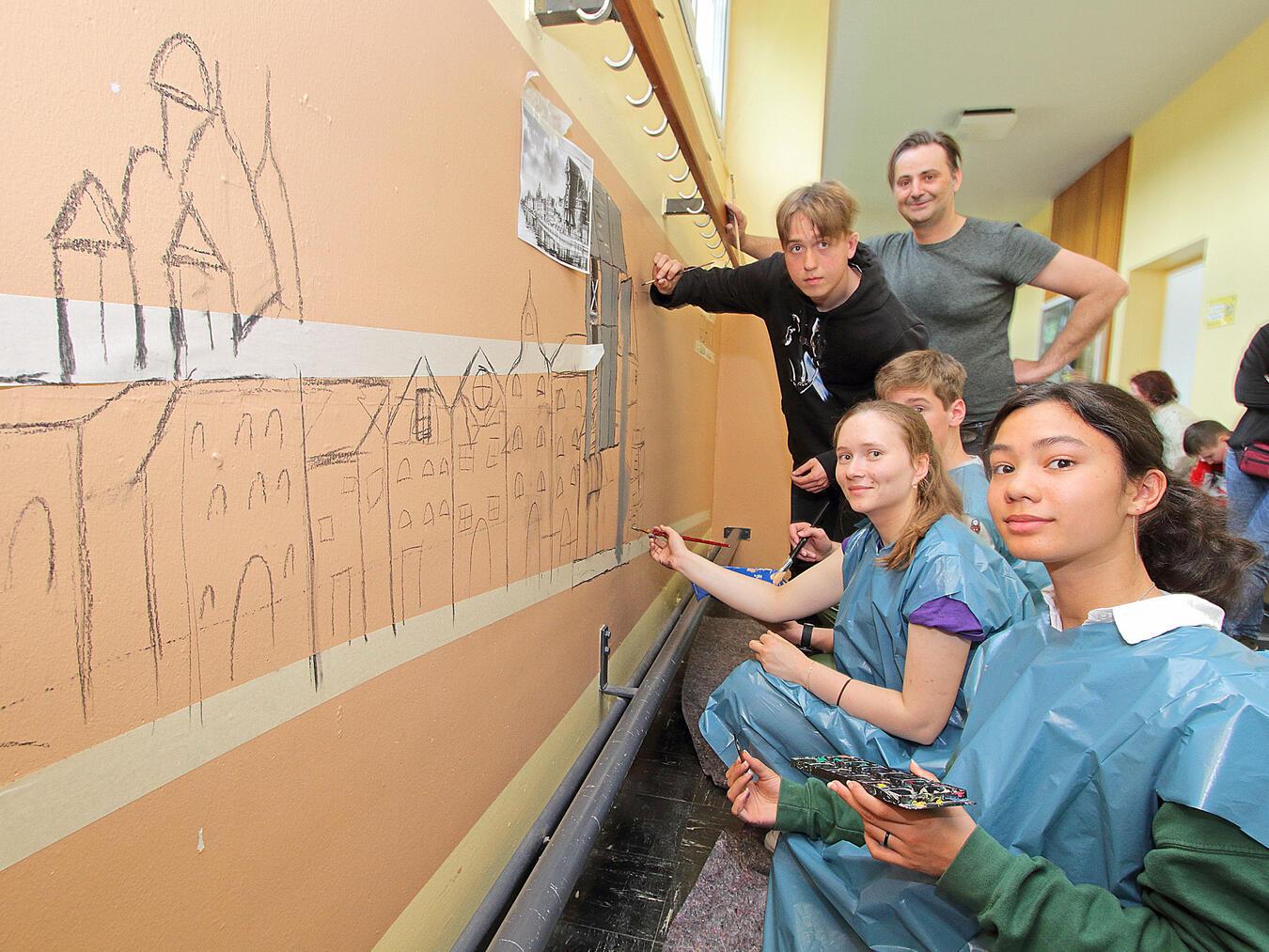 Auch das Malen eines Wandbildes gehörte zum Programm. Hier die Schüler aus Danzig unter derAnleitung des Emmericher Lehrers und Künstlers Pierre Vanhems. NN-Foto: Theo Leie