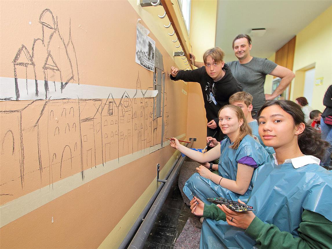 Auch das Malen eines Wandbildes gehörte zum Programm. Hier die Schüler aus Danzig unter derAnleitung des Emmericher Lehrers und Künstlers Pierre Vanhems. NN-Foto: Theo Leie